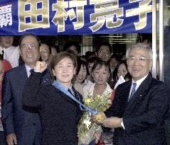 Judo gold medalist Tamura visits Toyota head office